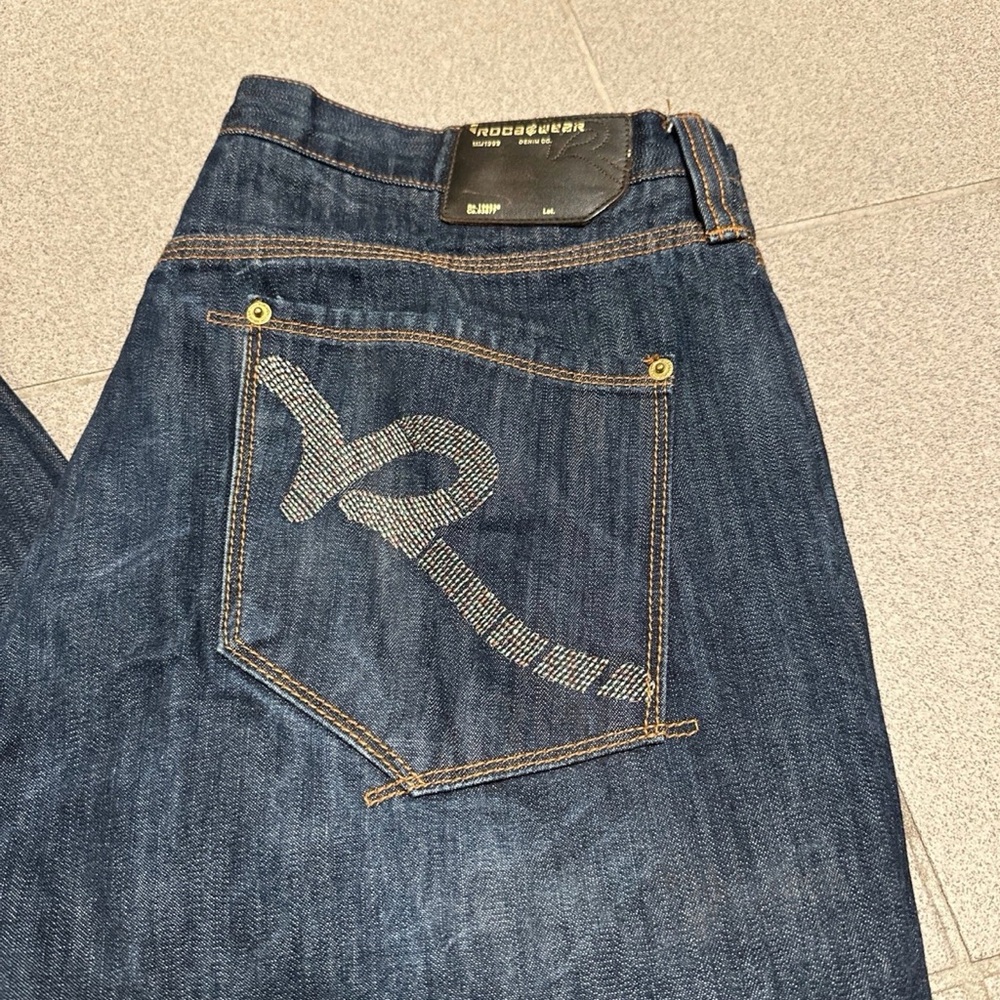 Rocawear Multicolor Embroidered Pocketed Jeans
Size: 38” W x 32” Inseam